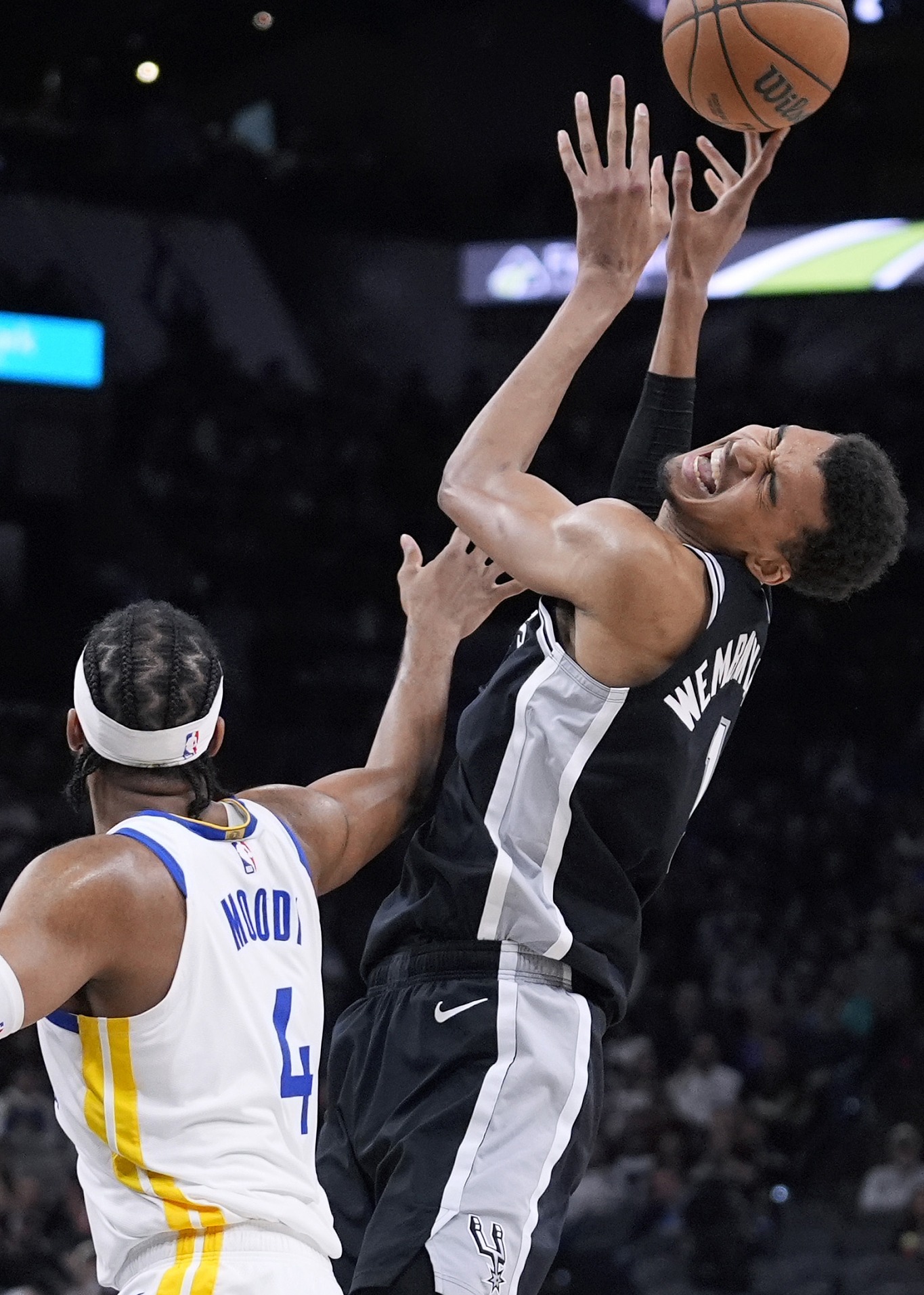 开云体育网站-圣安东尼奥马刺发布备战花絮，清晨手感冰凉，德国杯任务艰巨，年轻球员得到机会